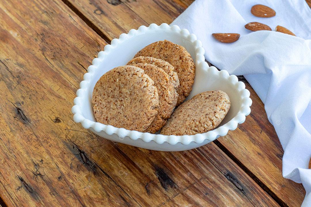 Biscoitos veganos de Amêndoa Caseiros - em Tigela em Forma de Coração JPG