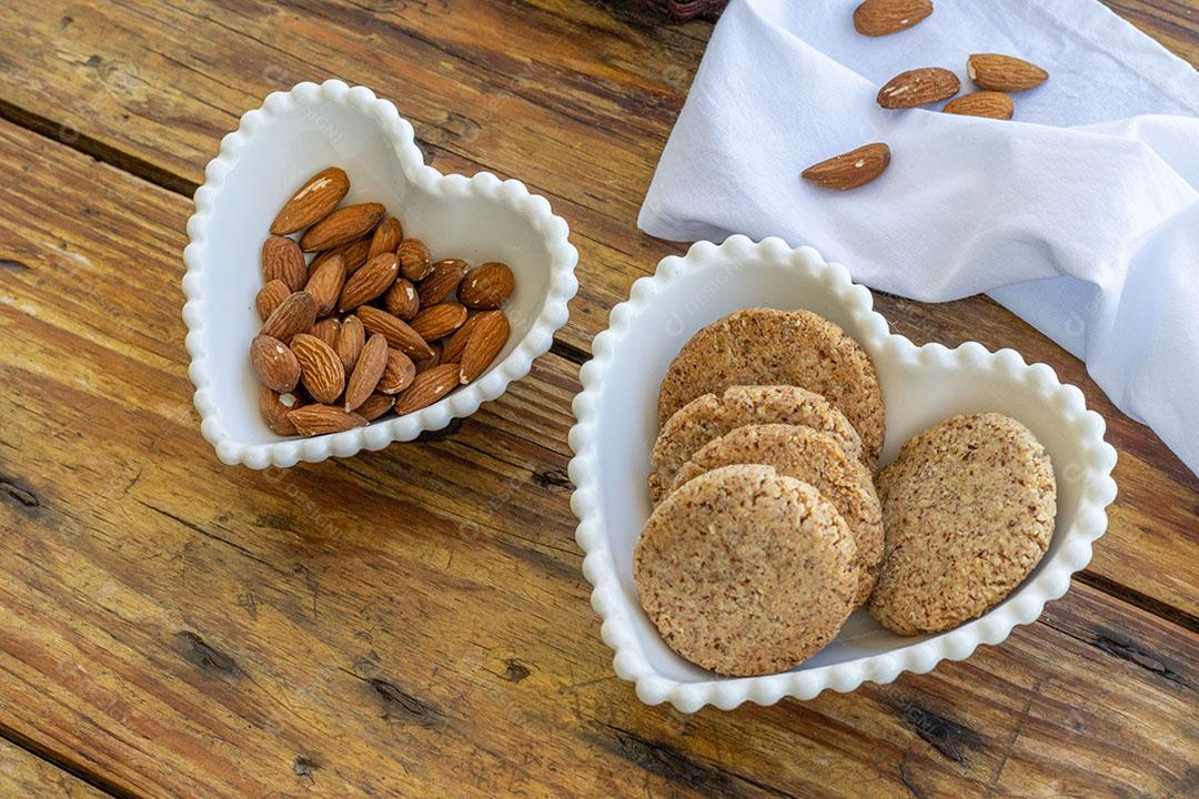 Biscoitos veganos de Amêndoa Caseiros - em Tigela em Forma de Coração JPG