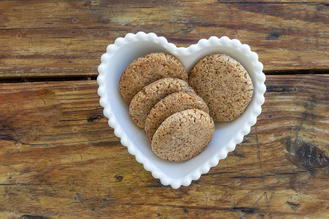 Biscoitos de Amêndoa Caseiros Servidos em uma Tigela em Forma de Coração JPG