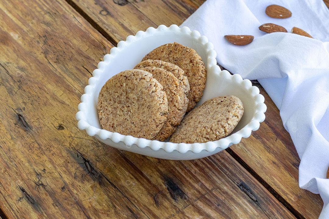 Biscoitos veganos de Amêndoa Caseiros - em Tigela em Forma de Coração JPG