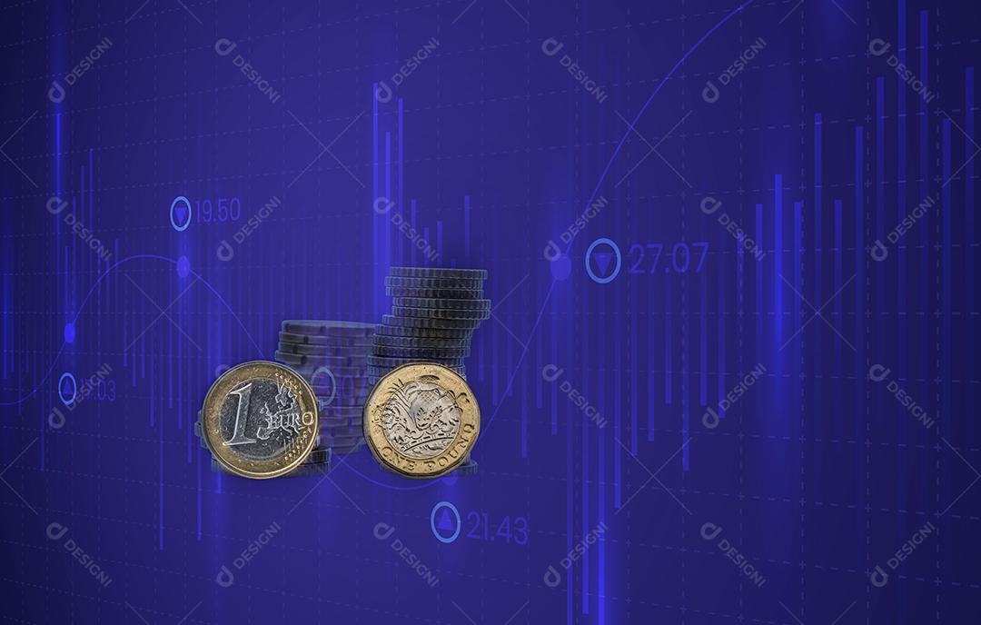 um euro e uma libra, com outras moedas amontoadas atrás