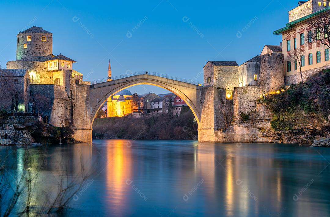 vista da ponte medieval otomana de Mostar na Bósnia e Herz