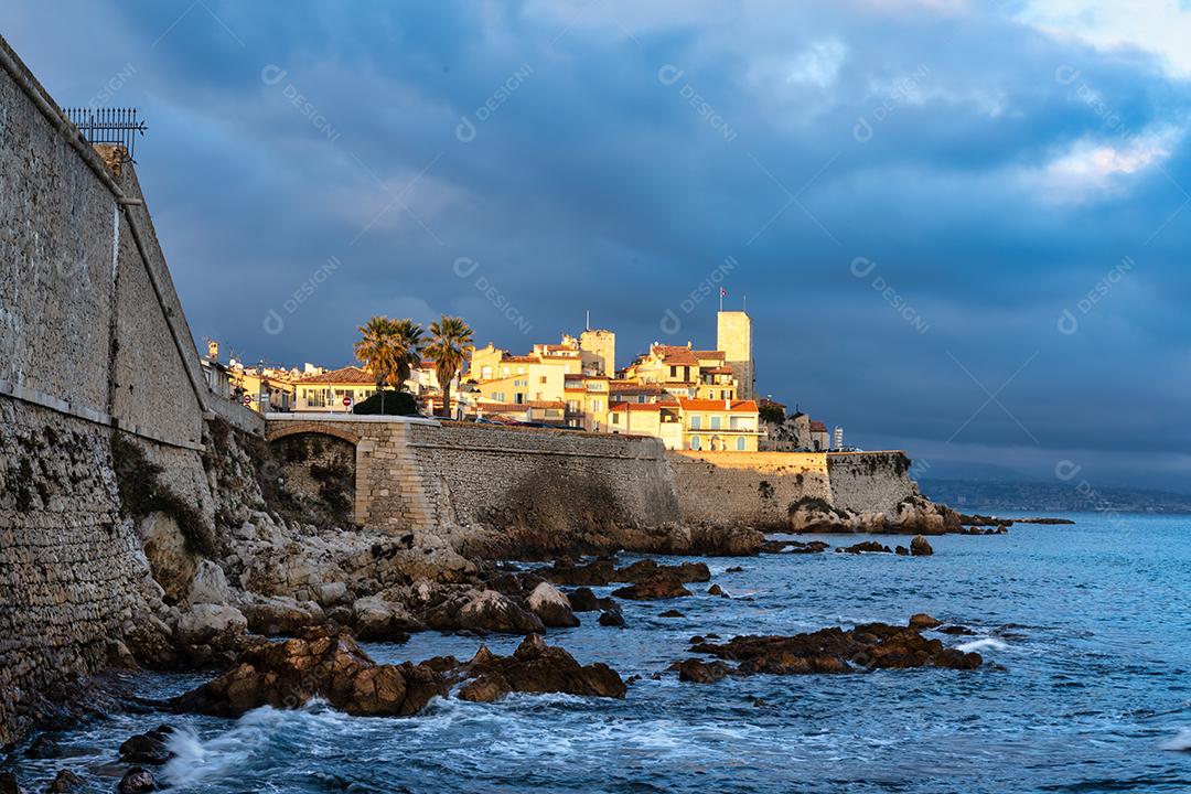 vista da fortaleza e da cidade antiga de Antibes Cote DAzur