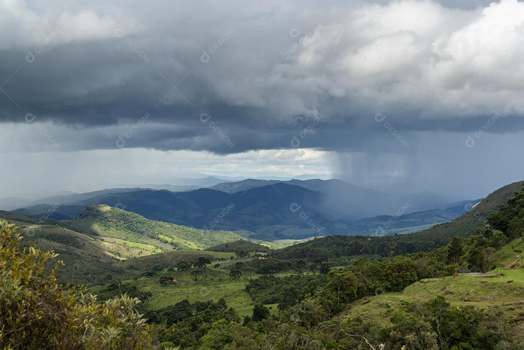 Chuva E Nuvens No Campo Em Aiuruoca Imagem JPG