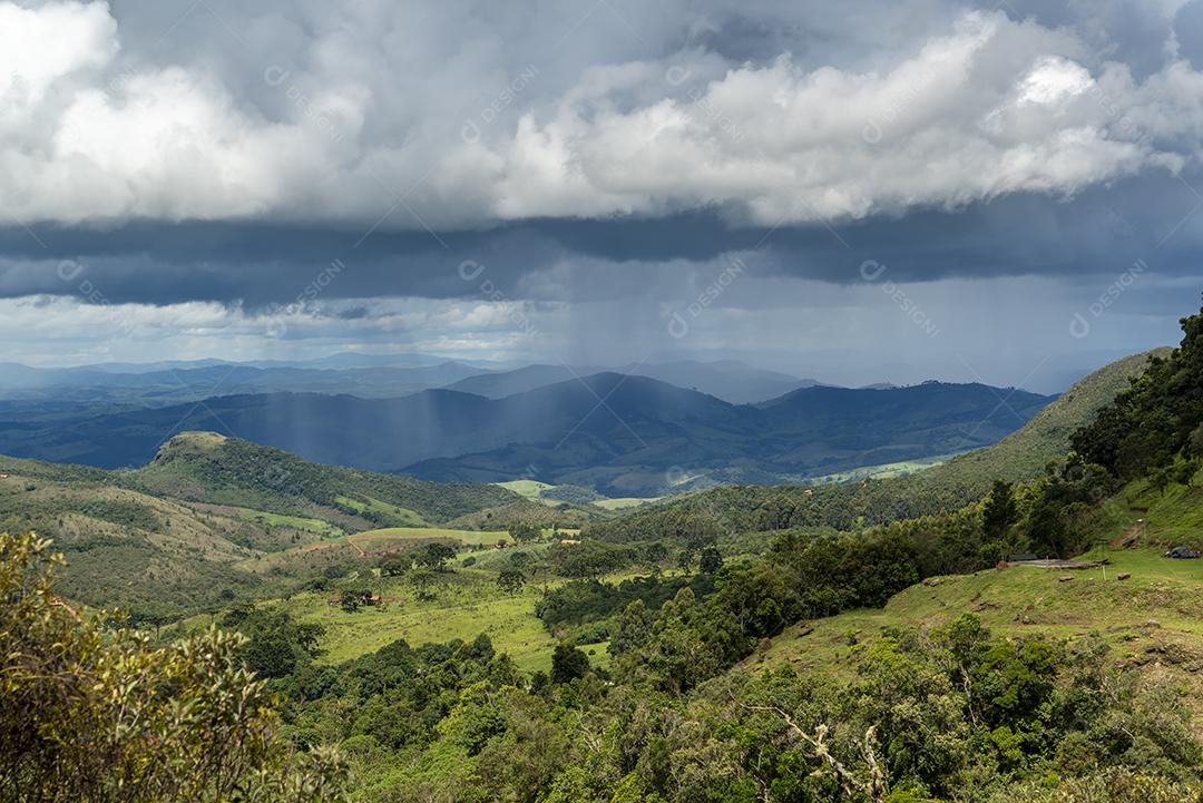Chuva E Nuvens No Campo Em Aiuruoca Imagem JPG