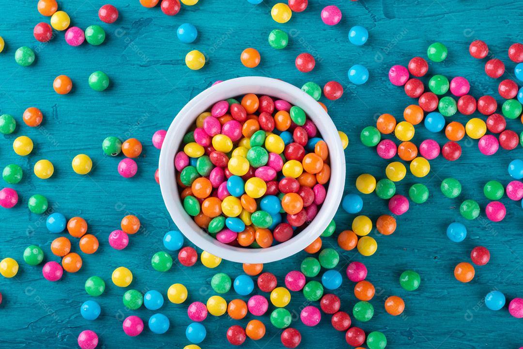 Doces de Confetes Coloridos Em Tigela Com Fundo Azul Imagem JPG