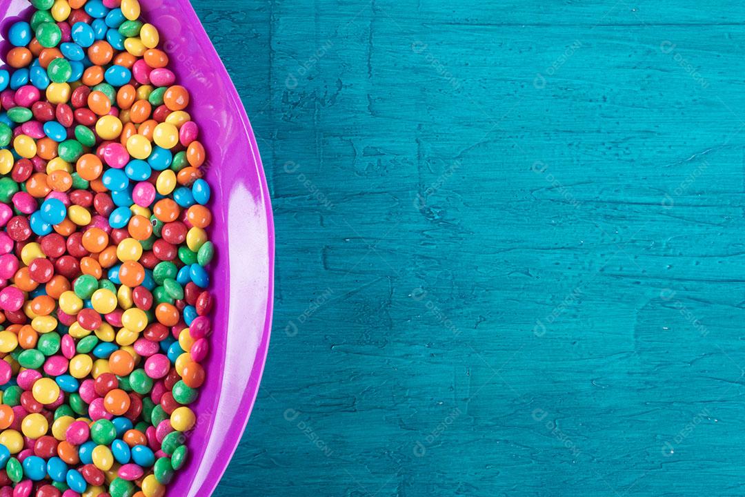 Doces de Confetes Coloridos Em Tigela Com Fundo Azul Imagem JPG