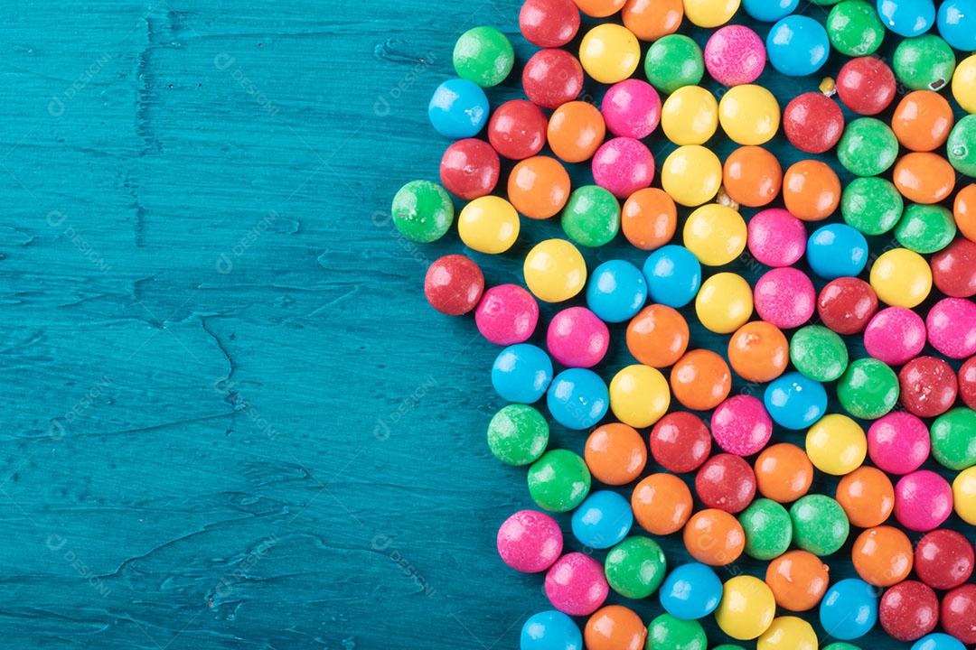 Doces de Confetes Coloridos Em Tigela Com Fundo Azul Imagem JPG