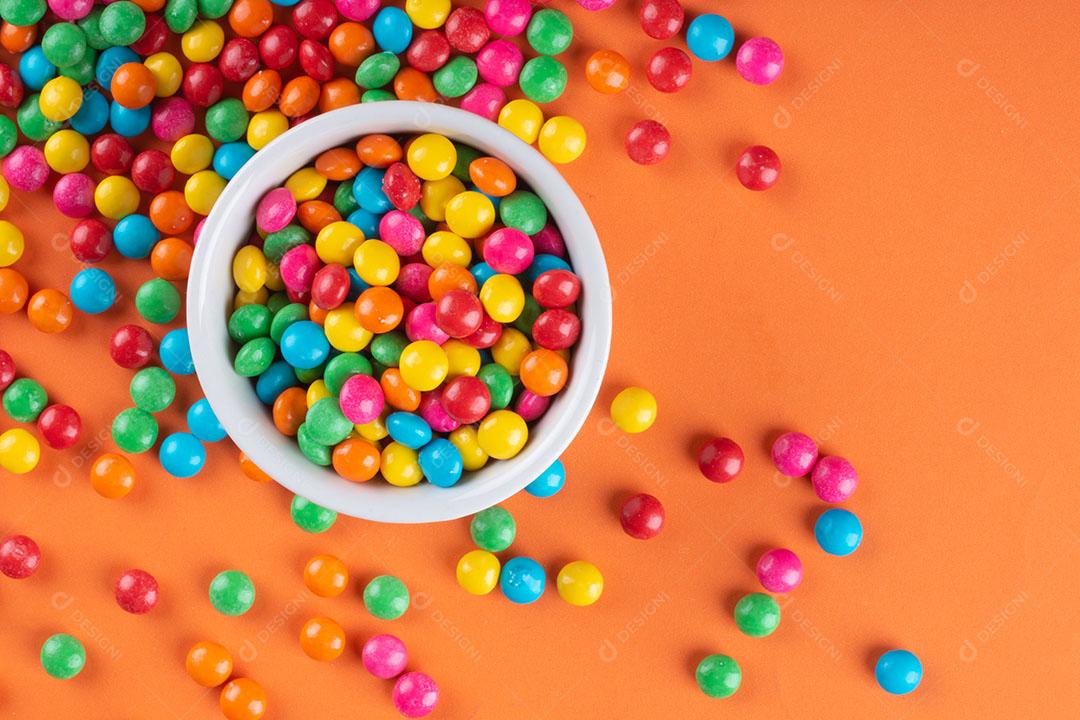 Doces de Confetes Coloridos Em Tigela Com Fundo Azul Imagem JPG