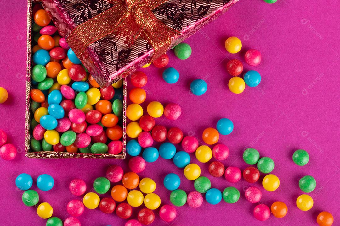 Doces de Confetes Coloridos Em Tigela Com Fundo Azul Imagem JPG