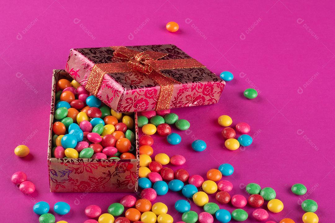 Doces de Confetes Coloridos Em Tigela Com Fundo Azul Imagem JPG