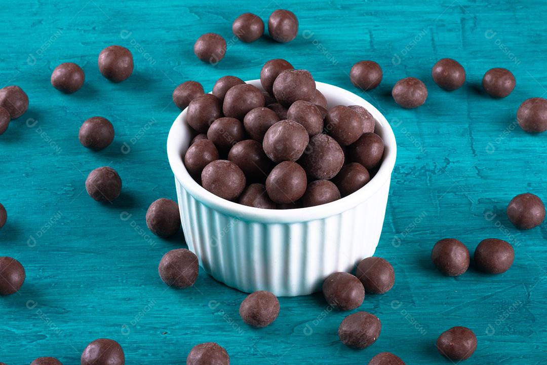 Bolas de Chocolate Em Tigela Branca Sobre Fundo Azul Imagem JPG