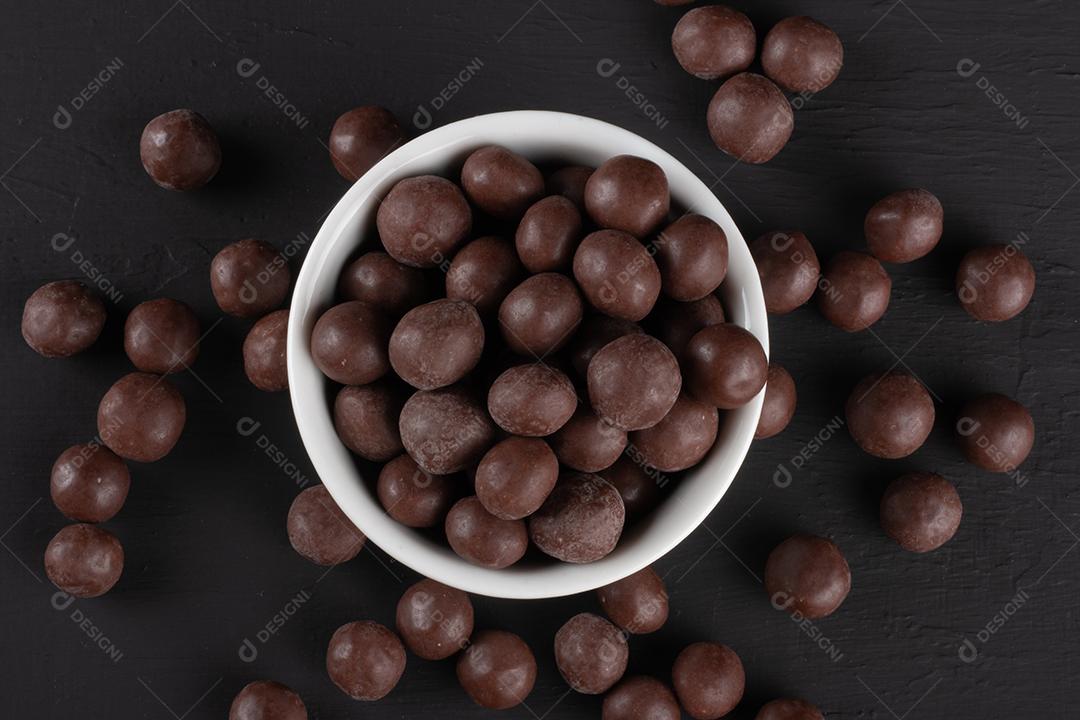 Bolas de Chocolate Em Tigela Branca Sobre Fundo Azul Imagem JPG