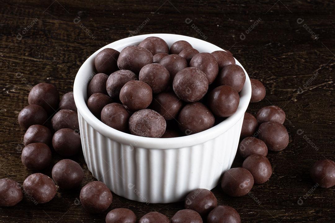 Bolas de Chocolate Em Tigela Branca Sobre Fundo Azul Imagem JPG