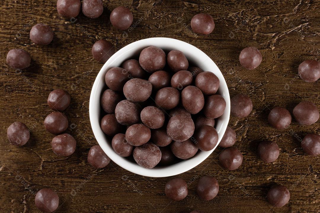 Bolas de Chocolate Em Tigela Branca Sobre Fundo Azul Imagem JPG