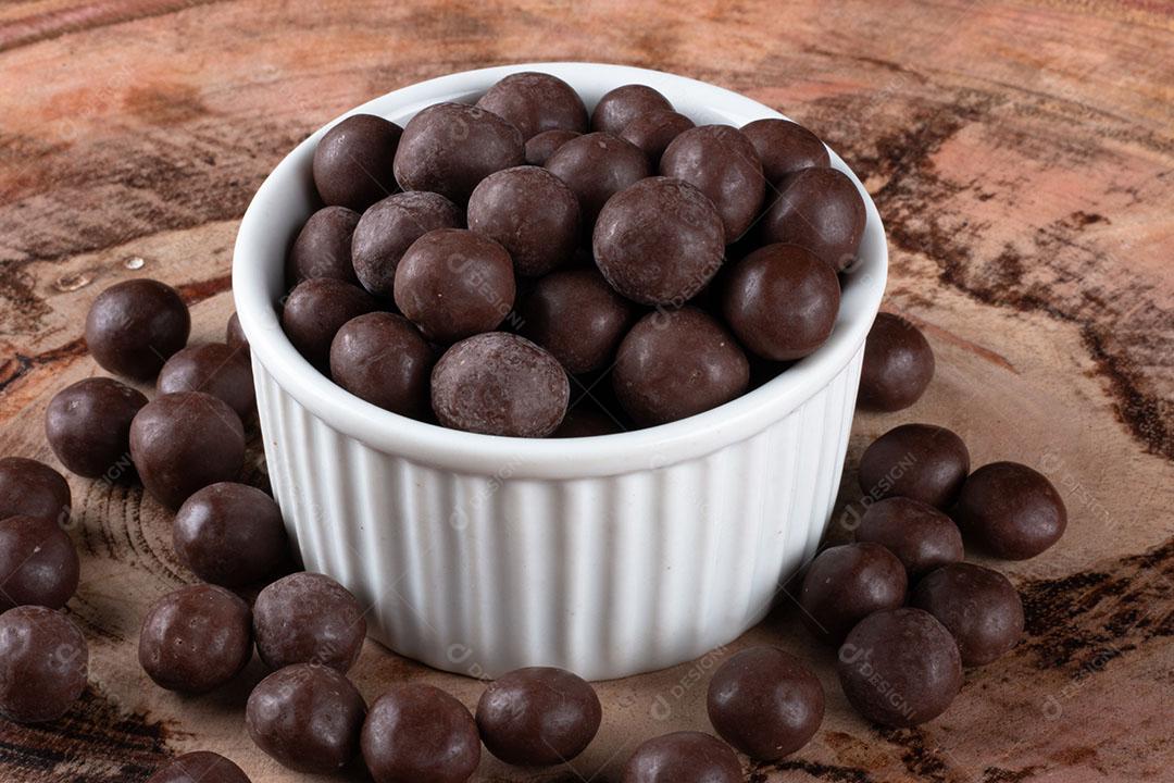 Bolas de Chocolate Em Tigela Branca Sobre Fundo Azul Imagem JPG