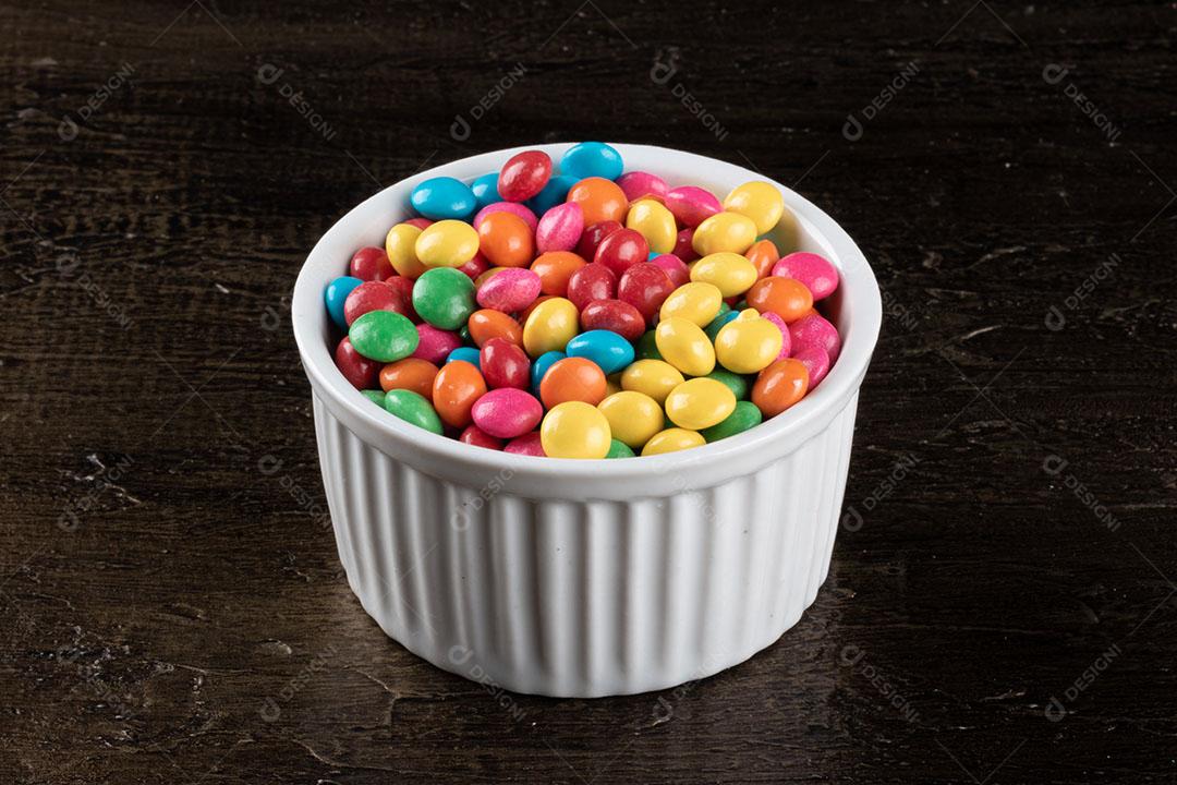 Doces de Confetes Coloridos Em Tigela Com Fundo Azul Imagem JPG