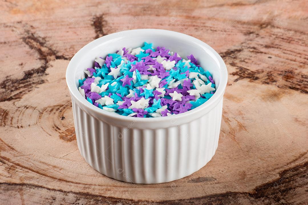 Tigela Branca Com Doces Granulados Em Forma de Estrelas Imagem JPG