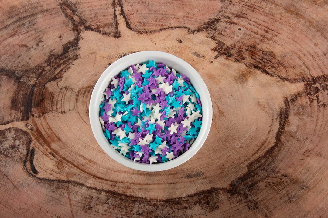 Tigela Branca Com Doces Granulados Em Forma de Estrelas Imagem JPG