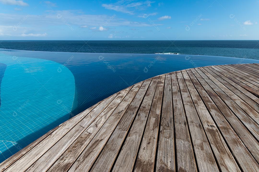 Foto Piscina de Borda Infinita Com Vista para o Mar e Céu Azul