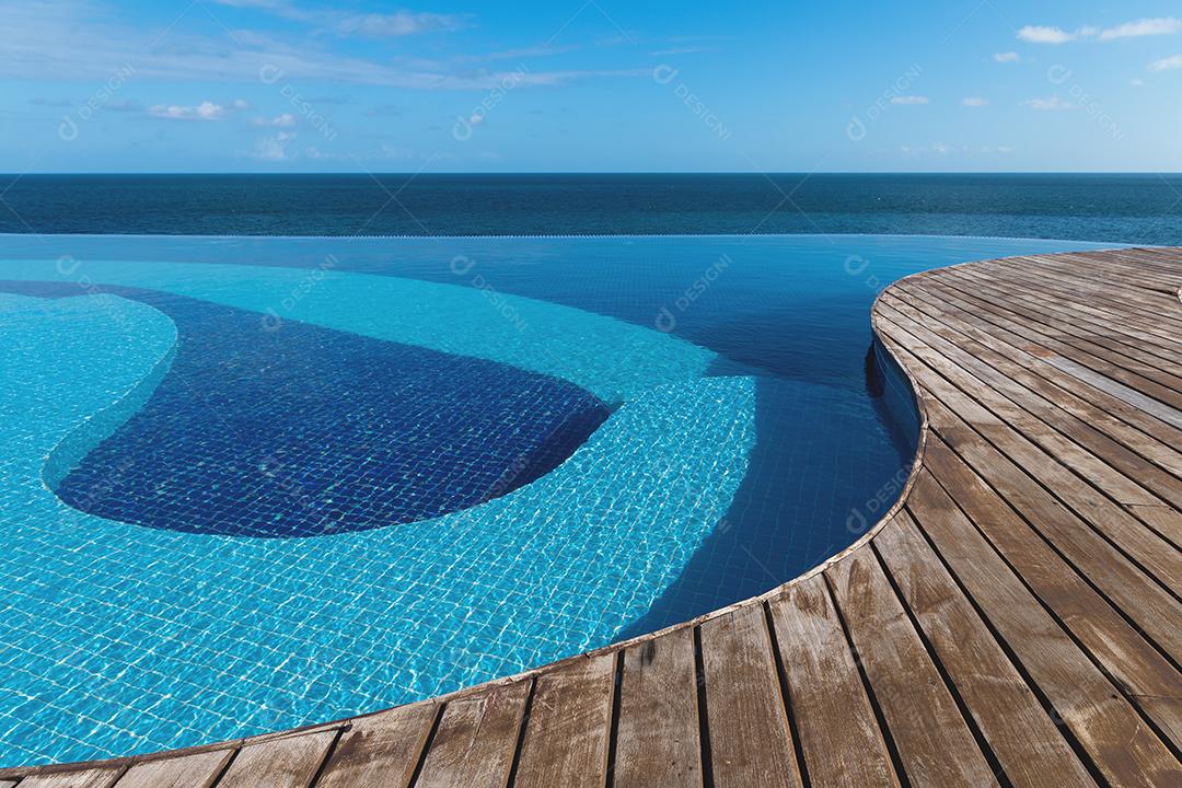Foto Piscina de Borda Infinita Com Vista para o Mar e Céu Azul
