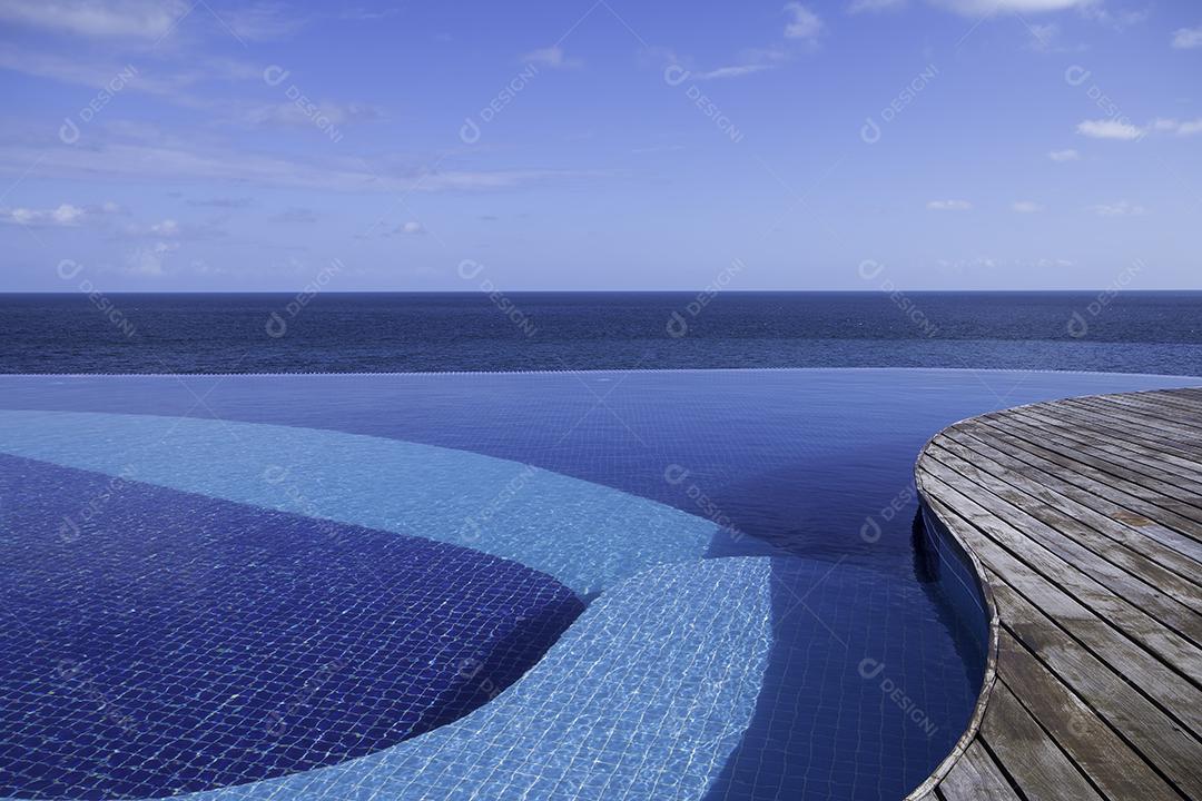 Foto Piscina de Borda Infinita Com Vista para o Mar e Céu Azul