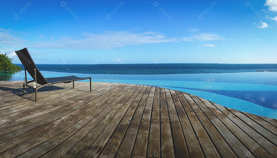Foto Piscina de Borda Infinita Com Vista para o Mar e Céu Azul