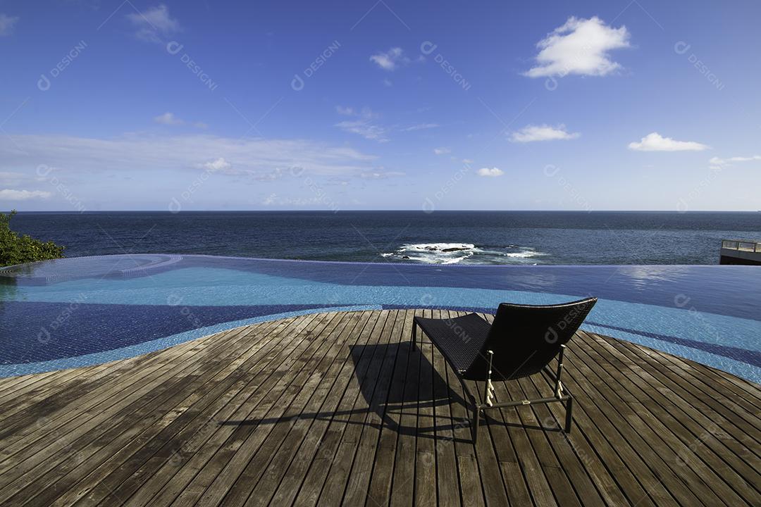 Foto Piscina de Borda Infinita Com Vista para o Mar e Céu Azul