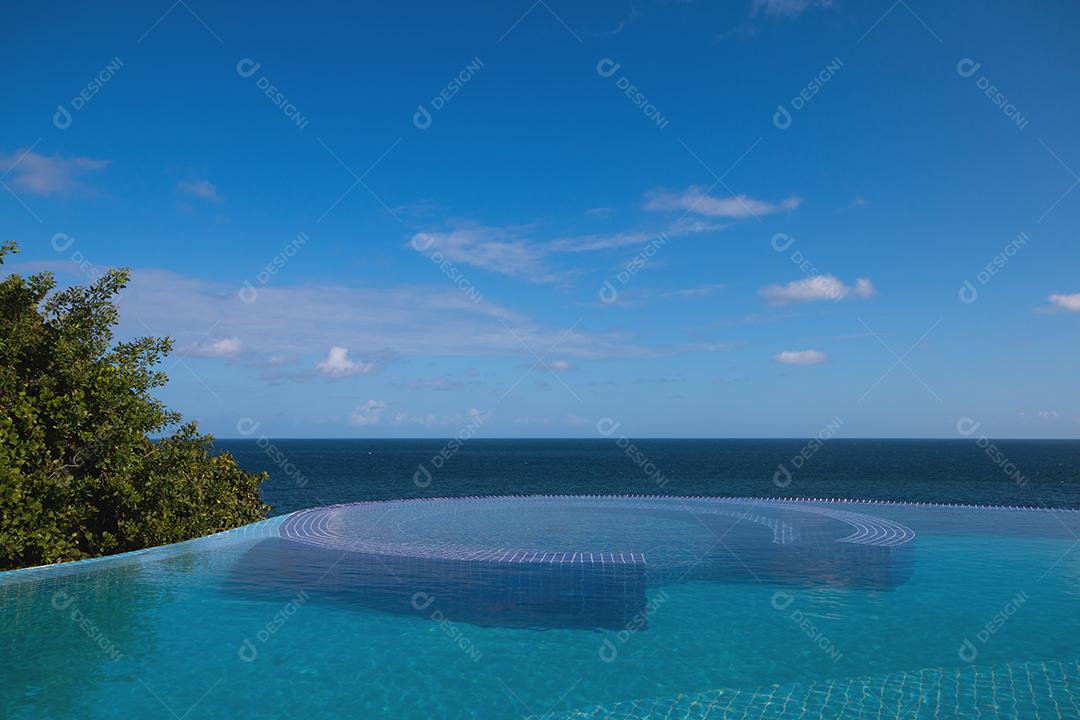 Piscina de Borda Infinita Com Vista para o Mar e Céu Azul Imagem JPG