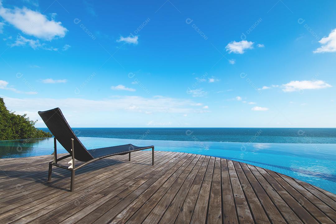 Piscina de Borda Infinita Com Vista para o Mar e Céu Azul Imagem JPG