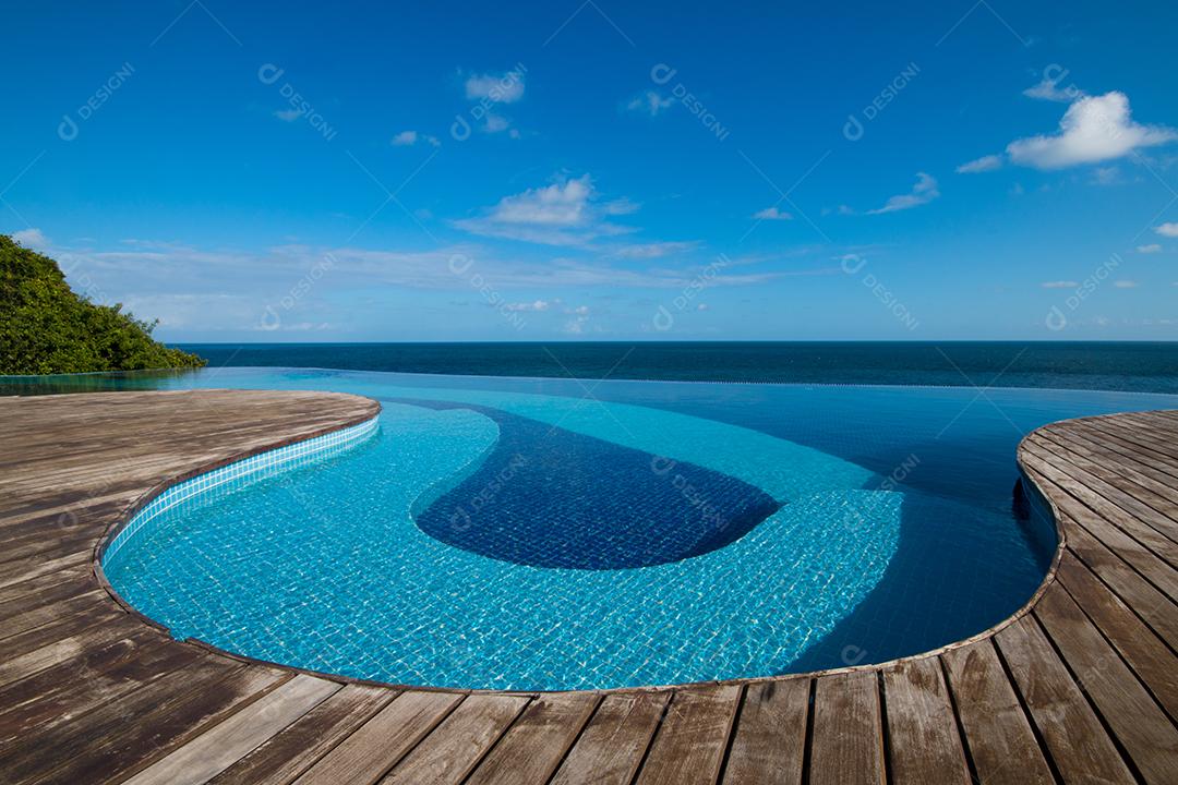 Piscina de Borda Infinita Com Vista para o Mar e Céu Azul Imagem JPG