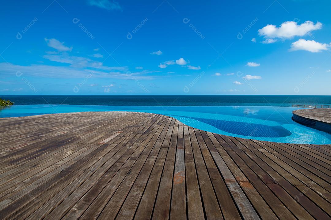 Piscina de Borda Infinita Com Vista para o Mar e Céu Azul Imagem JPG