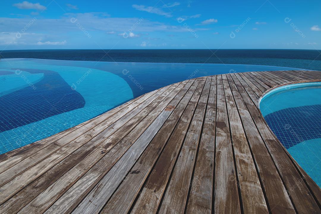 Piscina de Borda Infinita Com Vista para o Mar e Céu Azul Imagem JPG