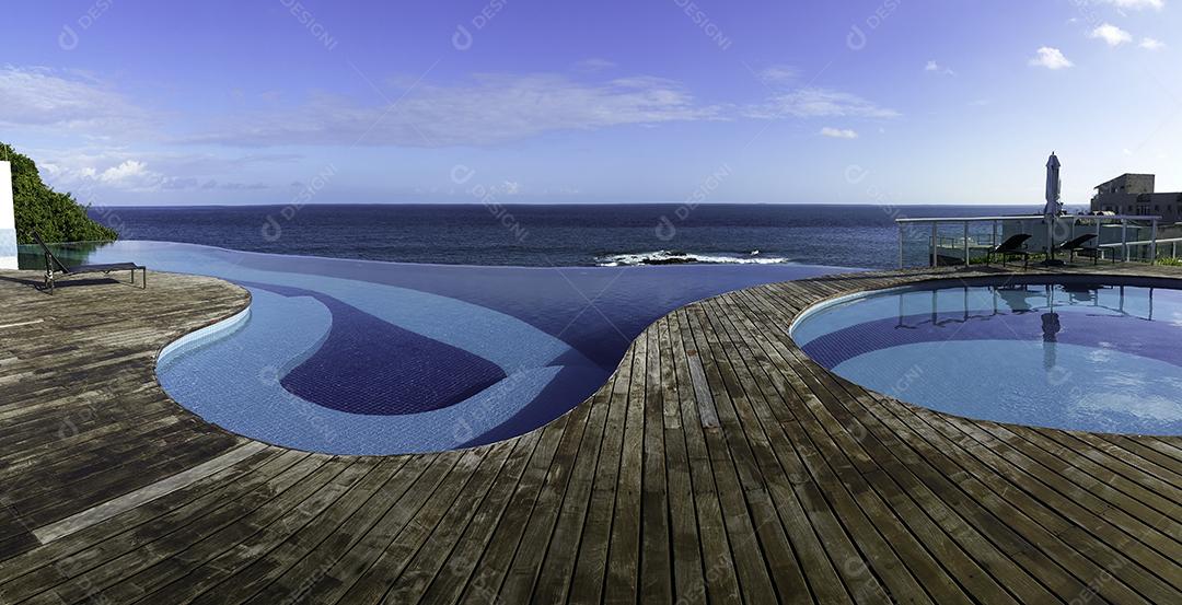 Piscina de Borda Infinita Com Vista para o Mar e Céu Azul Imagem JPG