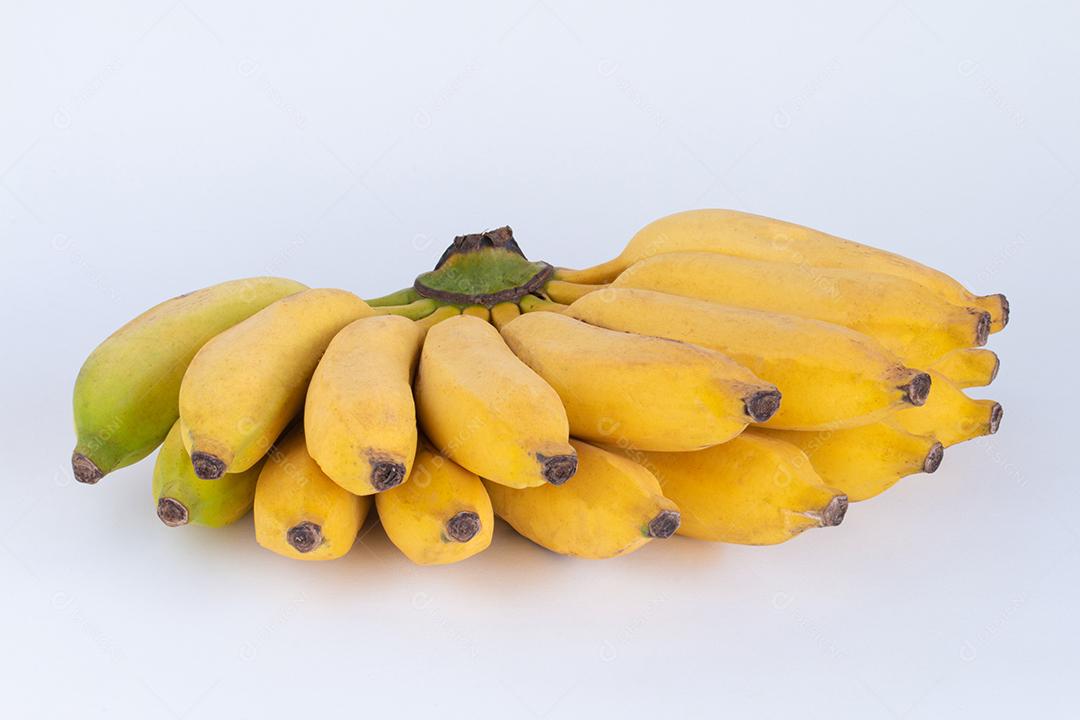 Bando Orgânico de Bananas Amarelas Maduras Isolado Com Fundo Verde Turva Imagem JPG