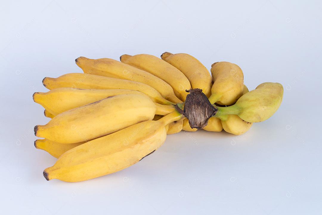 Bando Orgânico de Bananas Amarelas Maduras Isolado Com Fundo Verde Turva Imagem JPG