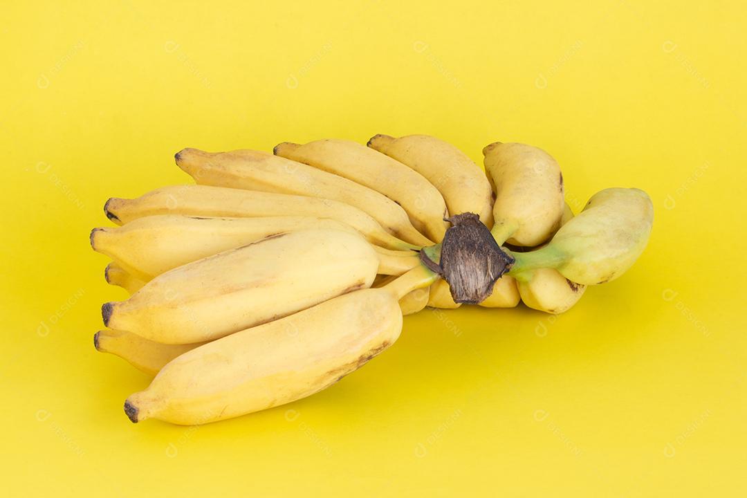 Bando Orgânico de Bananas Amarelas Maduras Isolado Com Fundo Verde Turva Imagem JPG
