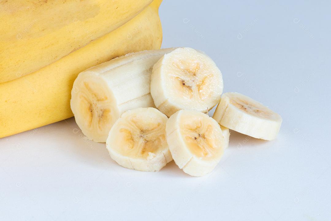 Bando Orgânico de Bananas Amarelas Maduras Isolado Com Fundo Verde Turva Imagem JPG