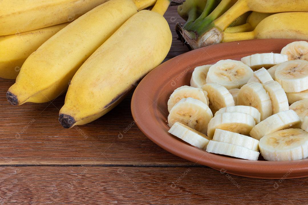 Bando Orgânico de Bananas Amarelas Maduras Isolado Com Fundo Verde Turva Imagem JPG