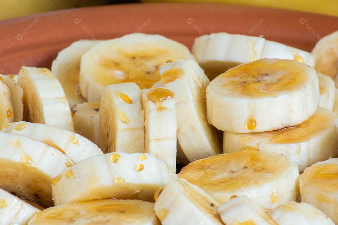 Bando Orgânico de Bananas Maduras Isolado Com Fundo Verde Turva Imagem JPG