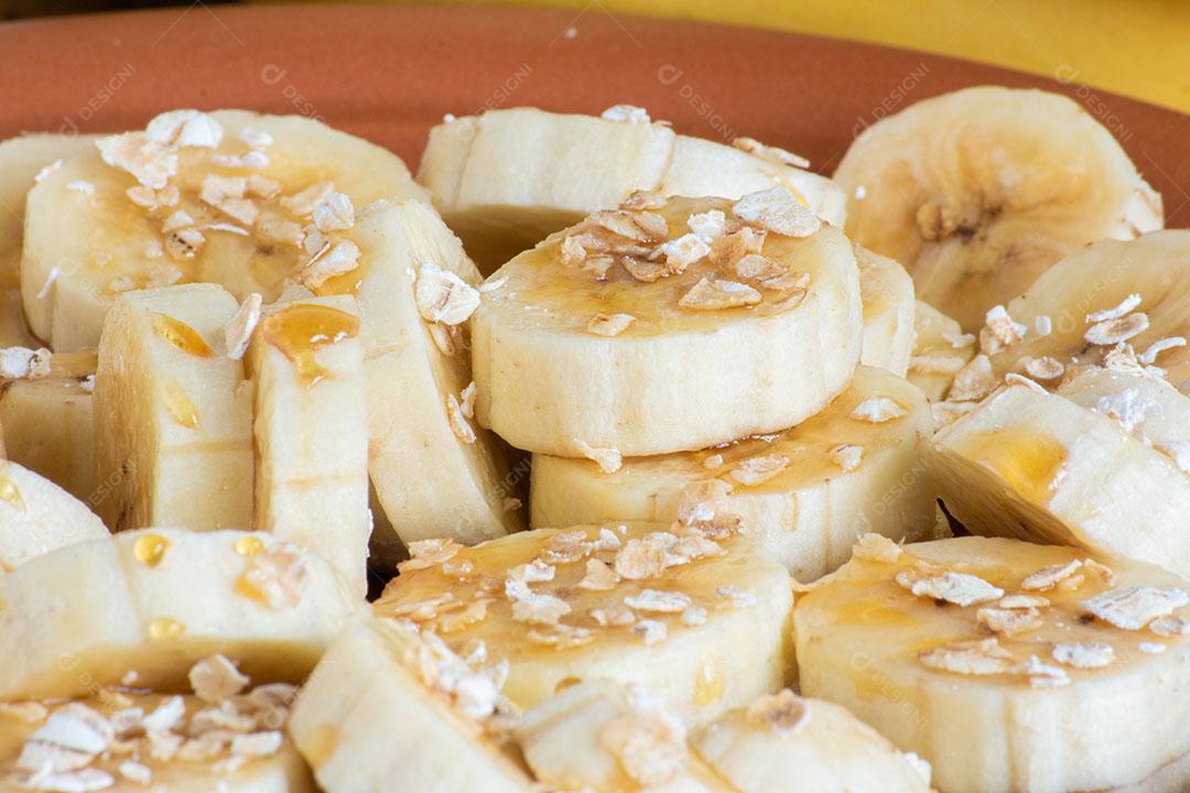 Bando Orgânico de Bananas Maduras Isolado Com Fundo Verde Turva Imagem JPG