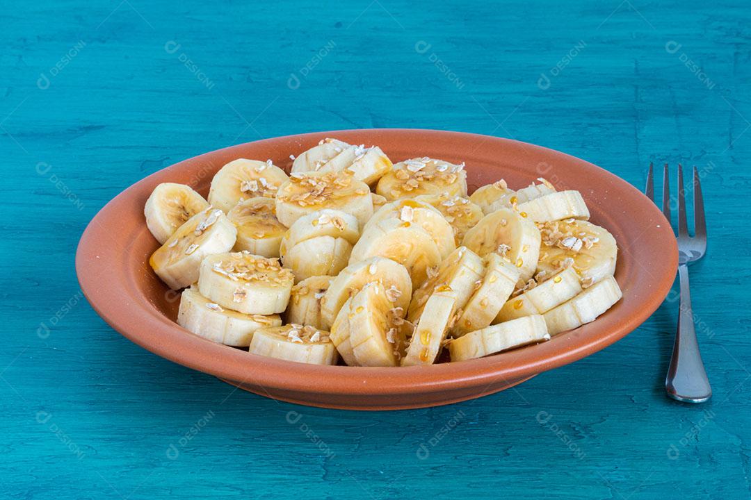 Bando Orgânico de Bananas Maduras Isolado Com Fundo Verde Turva Imagem JPG