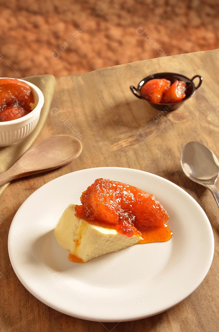 Doce de abóbora moranga servido na mesa com queijo branco azedo