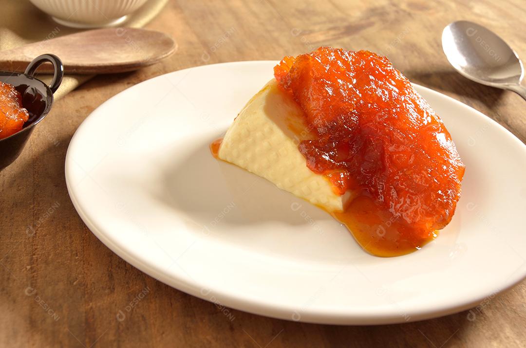 Doce de abóbora moranga servido no prato com queijo branco