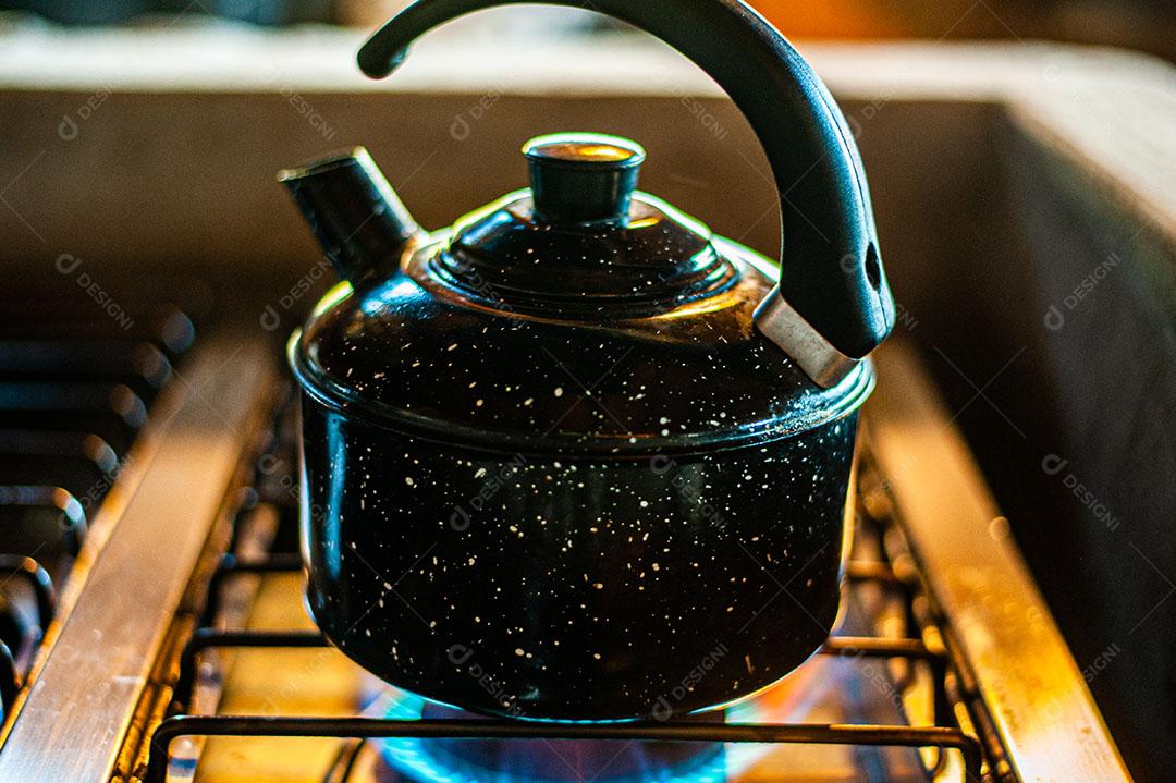 Chaleira de Água Sendo Aquecida no Fogão Imagem JPG