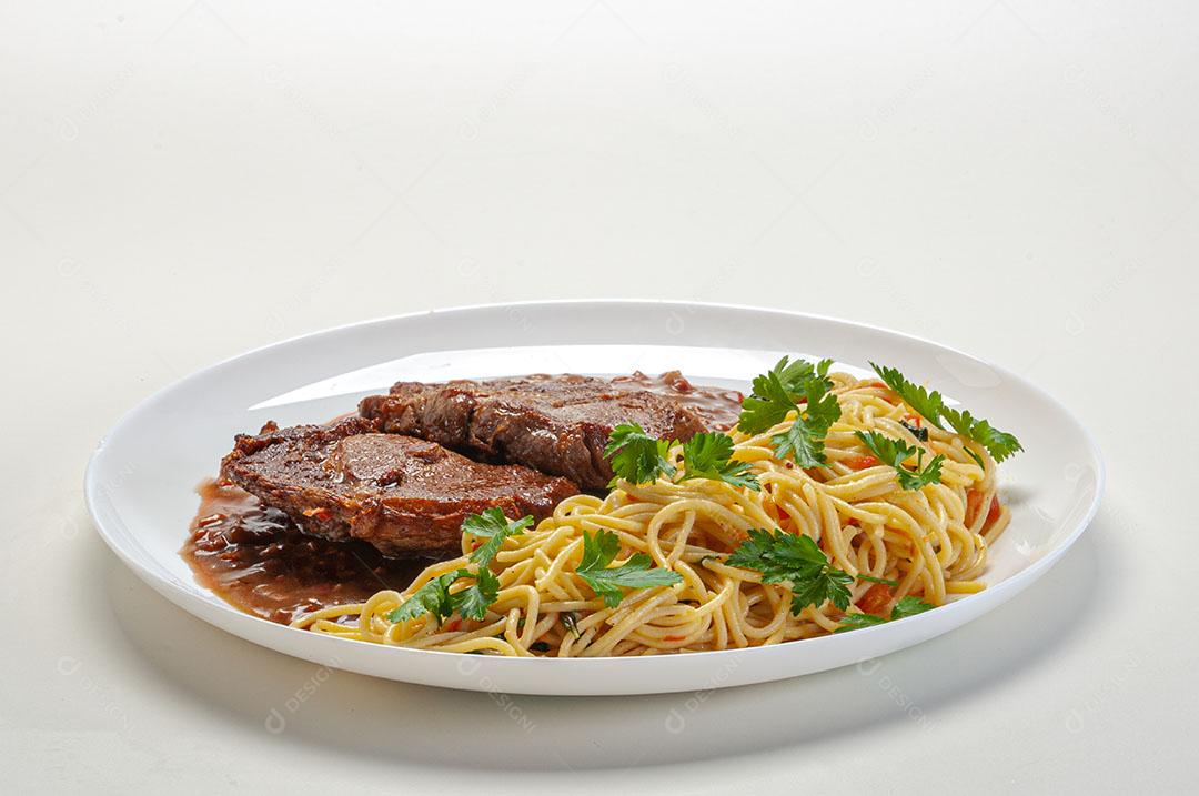 Filé Mignon Com Espaguete na Manteiga e Salsa Imagem JPG