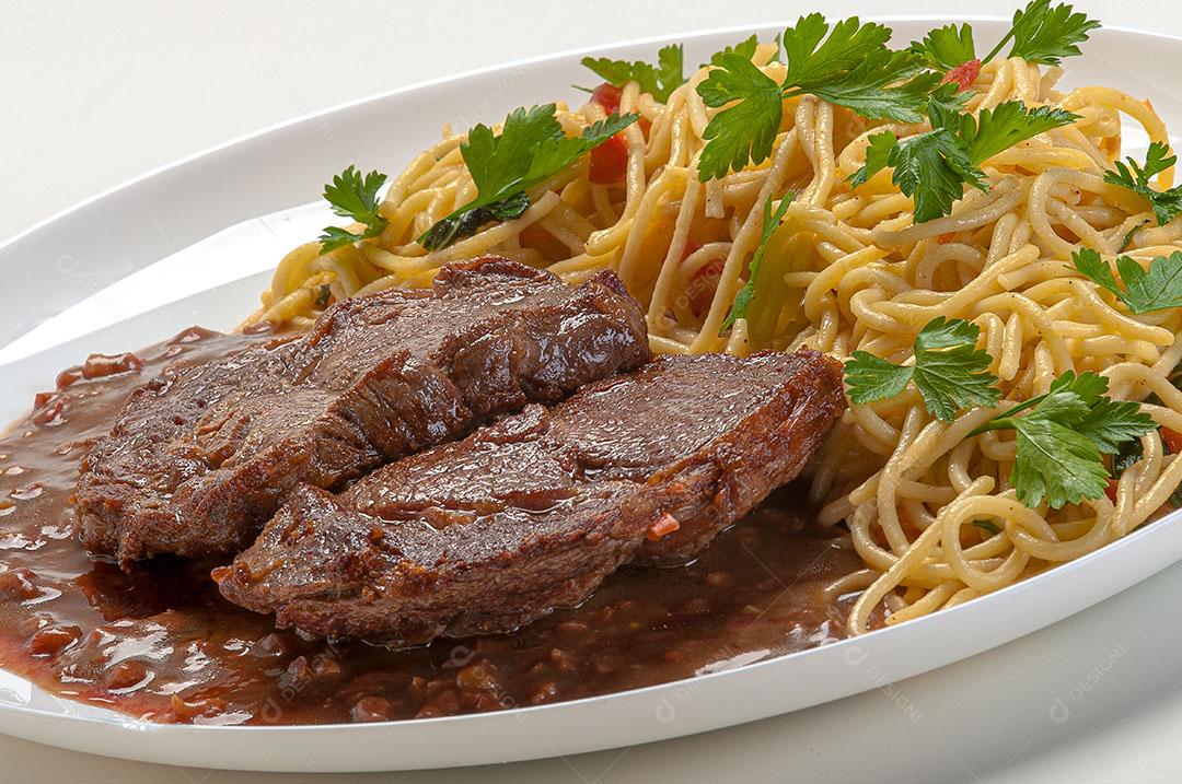 Filé Mignon Com Espaguete na Manteiga e Salsa Imagem JPG