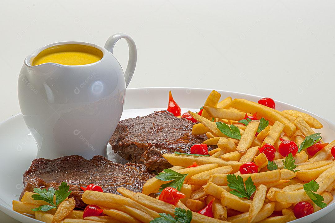 Filé Mignon Com Espaguete na Manteiga e Salsa Imagem JPG