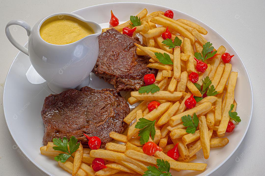 Filé Mignon Com Espaguete na Manteiga e Salsa Imagem JPG