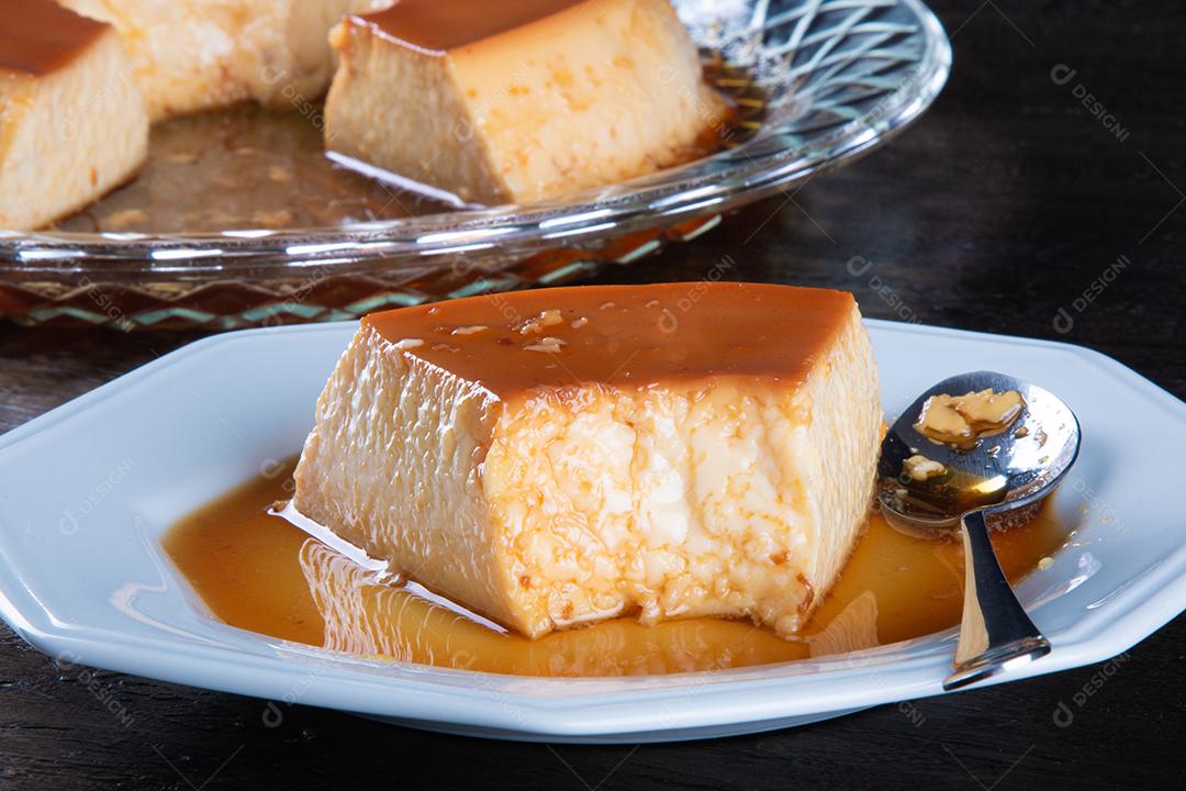 Delicioso Pudim de Leite Condensado Sobremesa Brasileira Imagem JPG